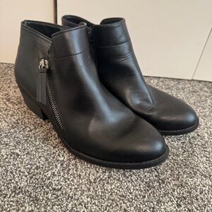 ARIZONA Women’s Cadman Zip Up Ankle Boots Size 8M Black Faux Leather